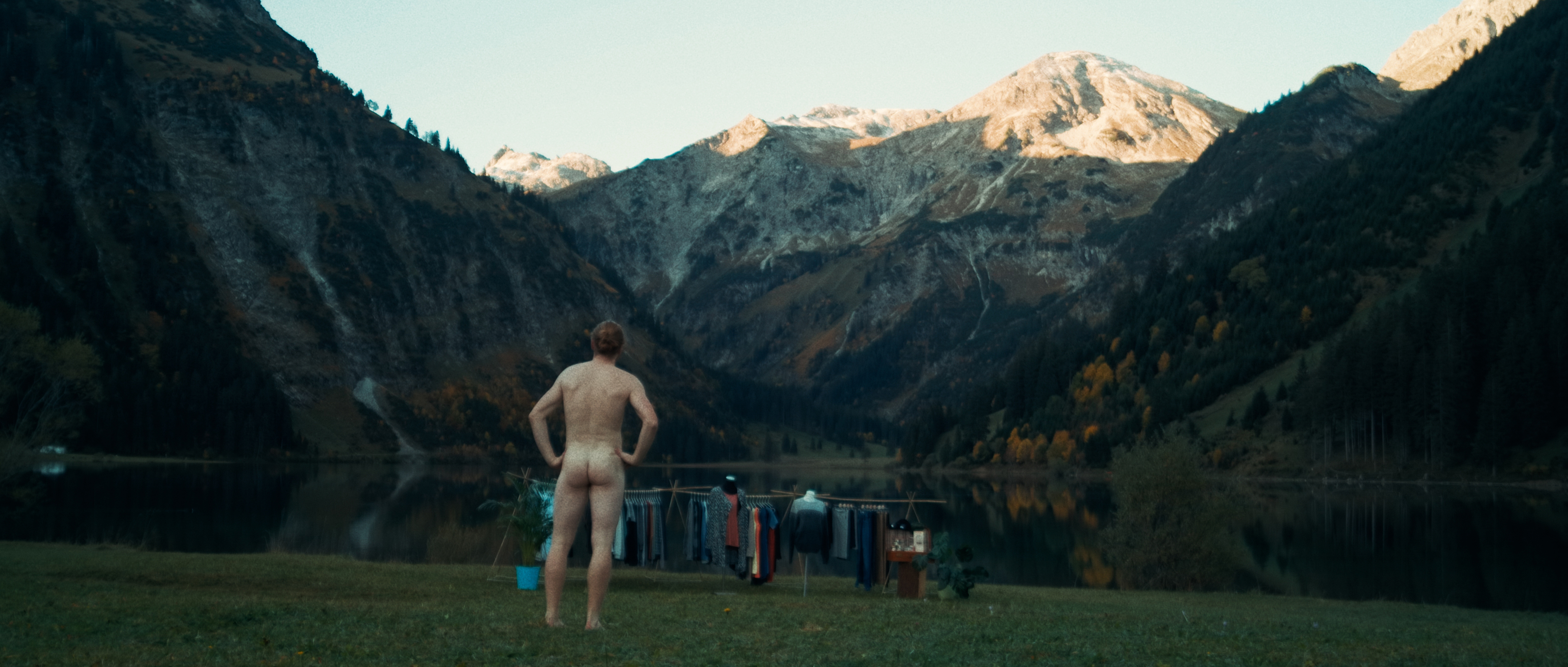 the naked man in front of the lake and mountains Simon Abele