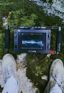 director´s monitor Simon Abele