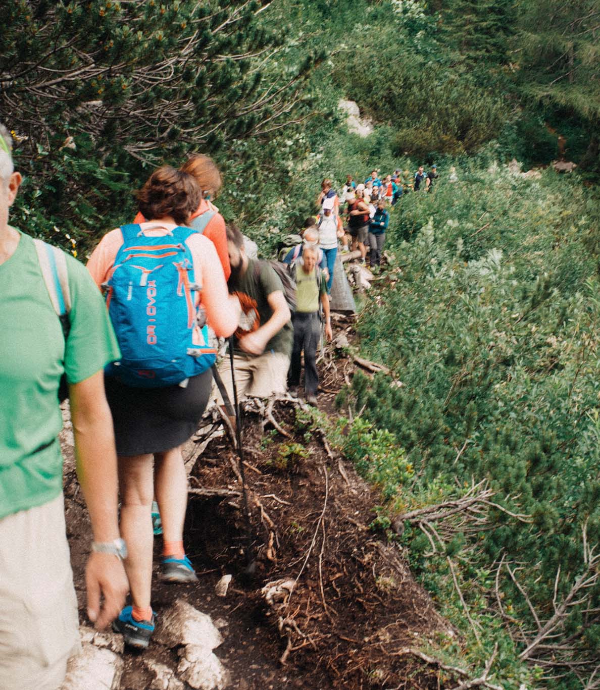Crowded mountain trail Simon Abele
