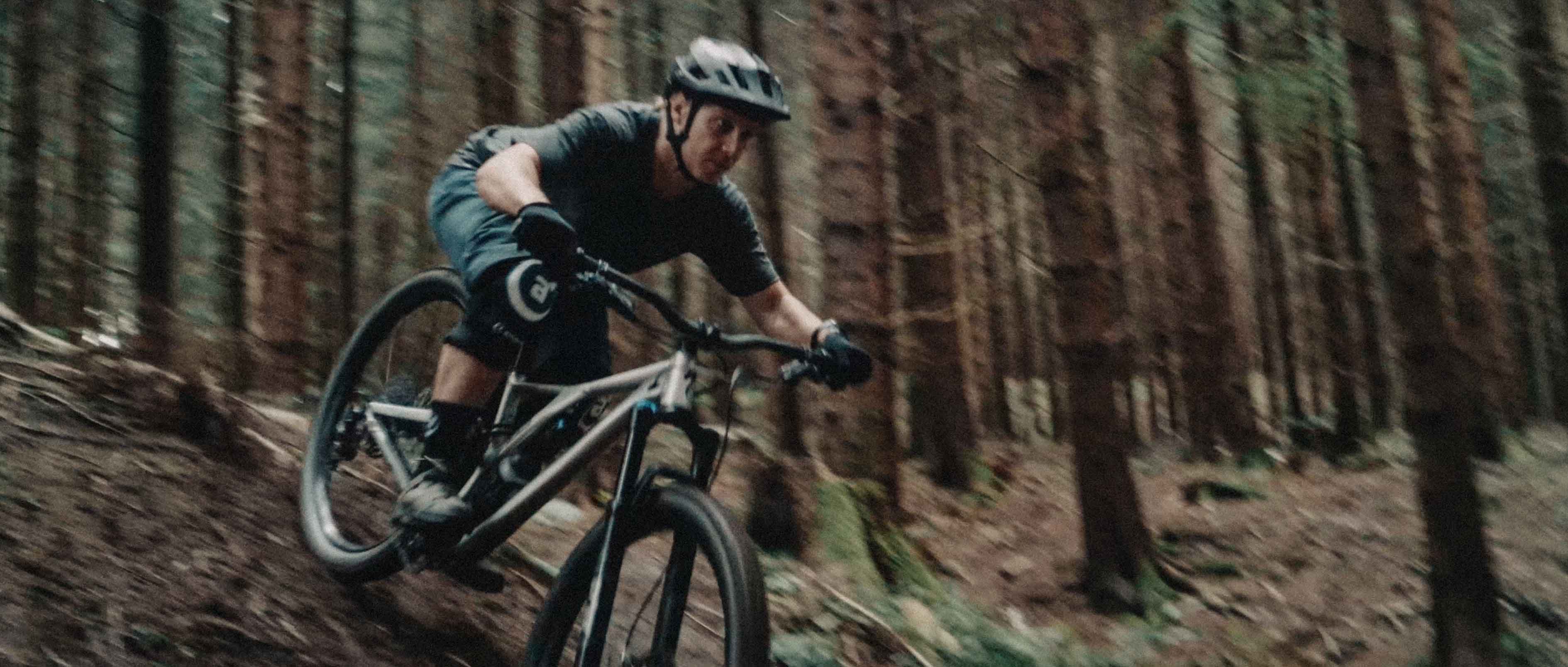 Landing bike jump Simon Abele