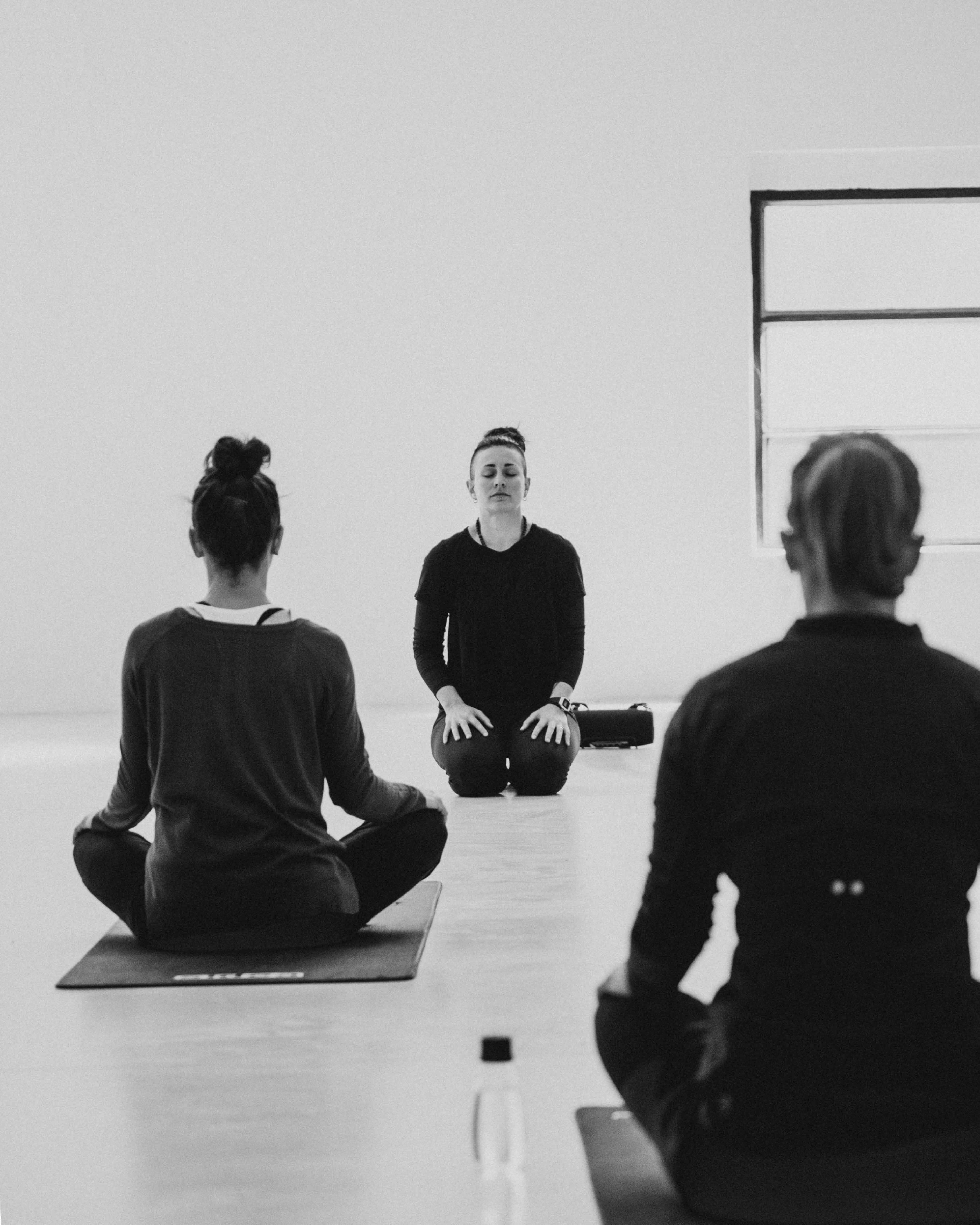 Yoga teacher sitting Simon Abele