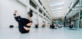 Yoga teacher in front of class Simon Abele