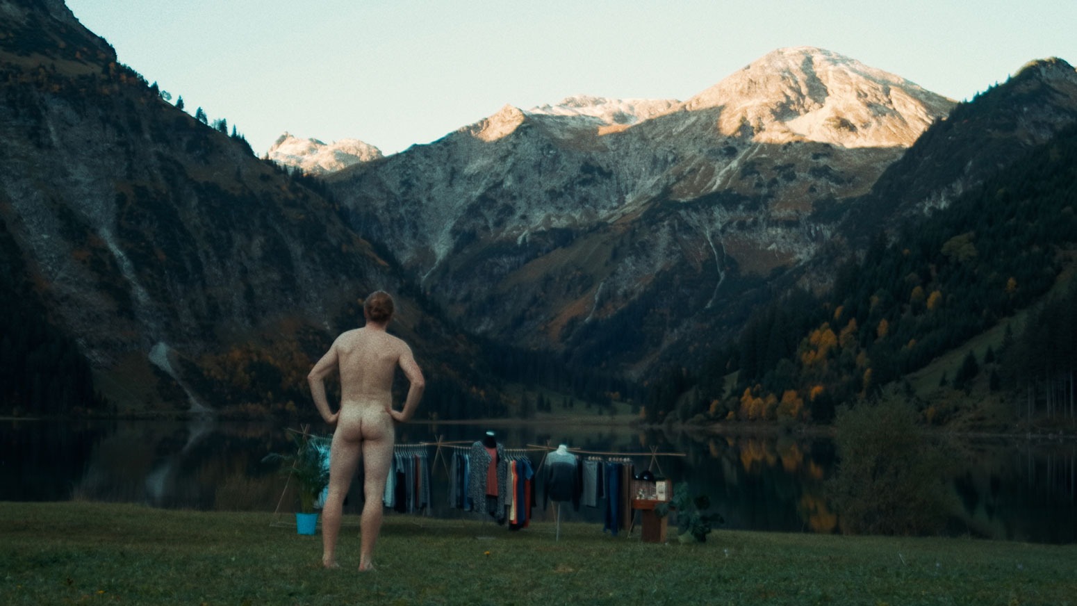 the naked man in front of the lake and mountains Simon Abele