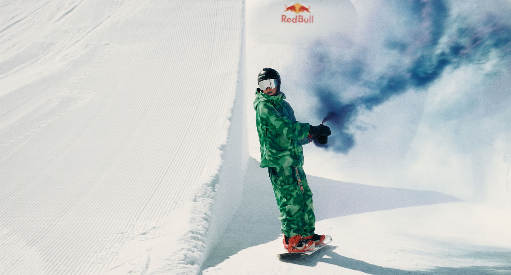 smokebomb snowboarder Simon Abele