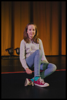 Girl sitting on stage Simon Abele