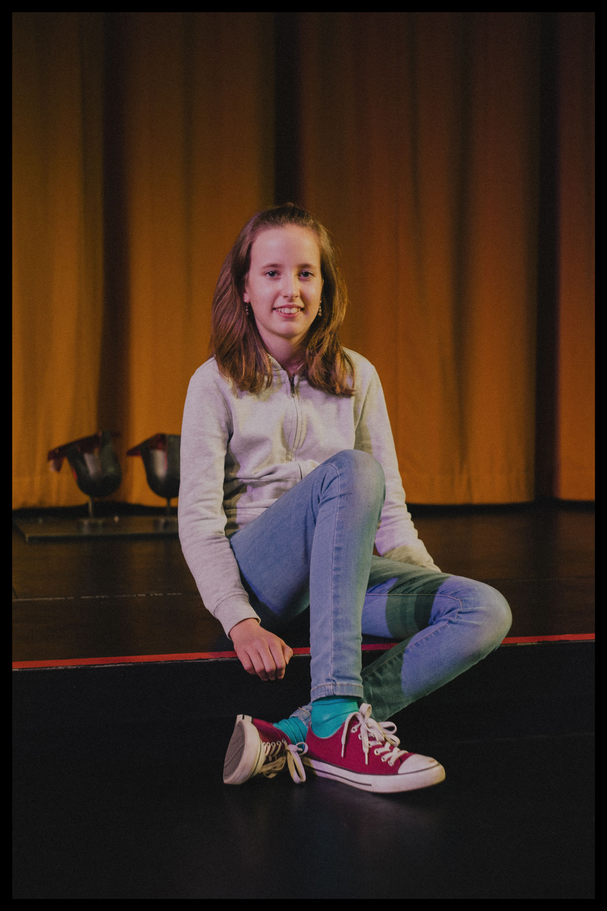 Girl sitting on stage Simon Abele